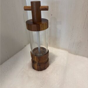 Farmhouse style pepper or salt grinder
